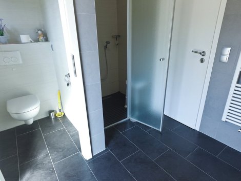 Dusche im Bad des Erdgeschosses