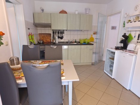 Küche mit Herd, Geschirrspüler, Kühlschrank uvm.