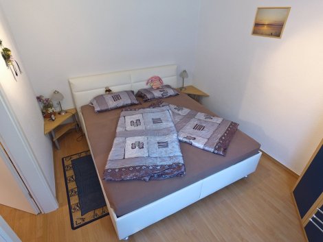 Schlafzimmer mit Doppelbett im Erdgeschoss