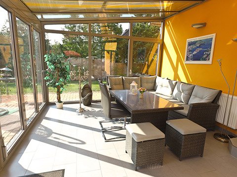 Einblick in den Wintergarten des Ferienhauses